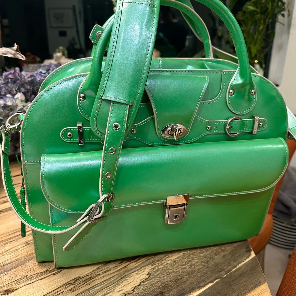 Green Shoulder Bag with Detachable Strap and Gold Hardware
